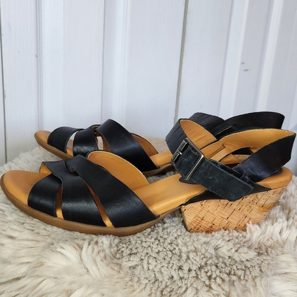 Corkys Size 9m Leather Black and Tan Wedge Sandals with Crisscross Straps - Picture 9 of 11
